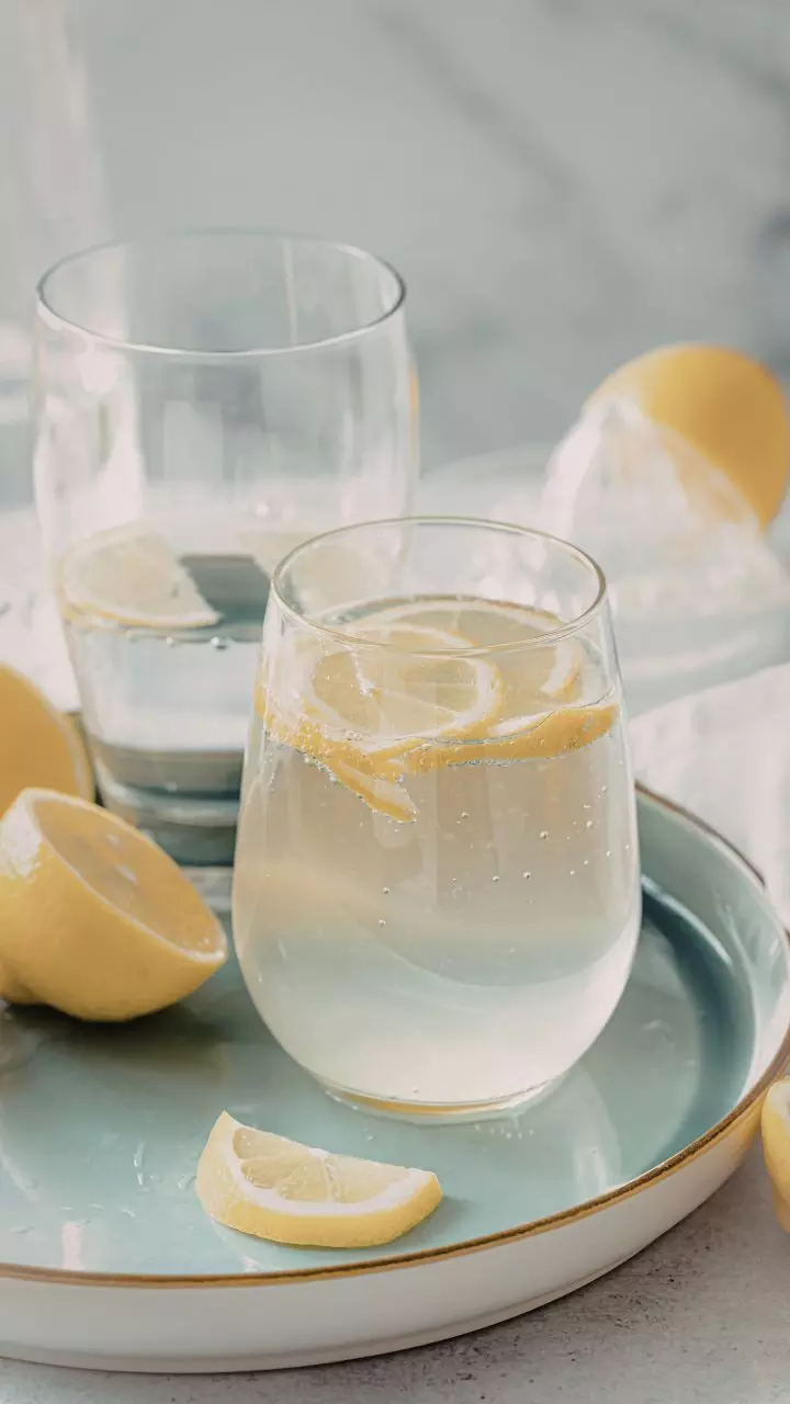 सर्दियों में नींबू पानी पीना चाहिए या नहीं? जानिए इसके फायदे और नुकसान सर्दियों में नींबू पानी पीना चाहिए या नहीं? जानिए इसके फायदे और नुकसान