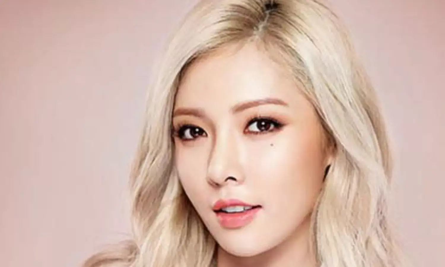 के-पॉप स्टार ह्युनआ स्टेज पर बेहोश — एक महीने में 10 किलो वजन घटाने के गंभीर खतरे के-पॉप स्टार ह्युनआ स्टेज पर बेहोश — एक महीने में 10 किलो वजन घटाने के गंभीर खतरे