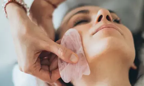 Gua Sha: जानिए यह क्या है, कैसे किया जाता है और क्या हैं इसके फायदे और सावधानियां Gua Sha: जानिए यह क्या है, कैसे किया जाता है और क्या हैं इसके फायदे और सावधानियां
