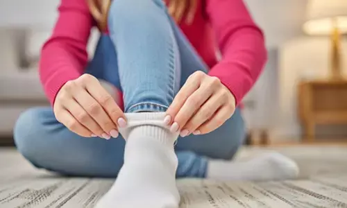 सर्दियों में मोजे पहनने पर भी पैरों में ठंड? अपनाएं ये घरेलू उपाय सर्दियों में मोजे पहनने पर भी पैरों में ठंड? अपनाएं ये घरेलू उपाय