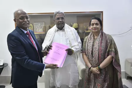 कर्नाटक कोविड घोटाला: अंतिम रिपोर्ट सौंपते ही बढ़ी हलचल, सार्वजनिक करने की मांग कर्नाटक कोविड घोटाला: अंतिम रिपोर्ट सौंपते ही बढ़ी हलचल, सार्वजनिक करने की मांग