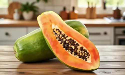 रूखी त्वचा का रामबाण पपीता, लौटाए नमी और नेचुरल ग्लो