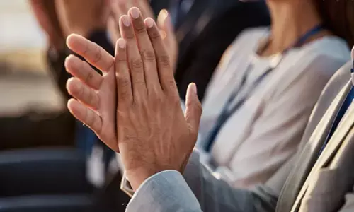 सिर्फ ताली बजाने से इलाज? जानिए 15 मिनट का असर सिर्फ ताली बजाने से इलाज? जानिए 15 मिनट का असर