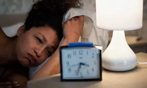 बिस्तर पर होने के बाद भी नींद न आने की समस्या: स्लीप ऑनसेट इनसोमनिया और इसके कारण जानें