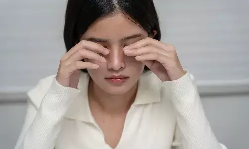 आंखों की थकान से तुरंत राहत: ठंडा कॉटन पैड अपनाएं ये आसान तरीका