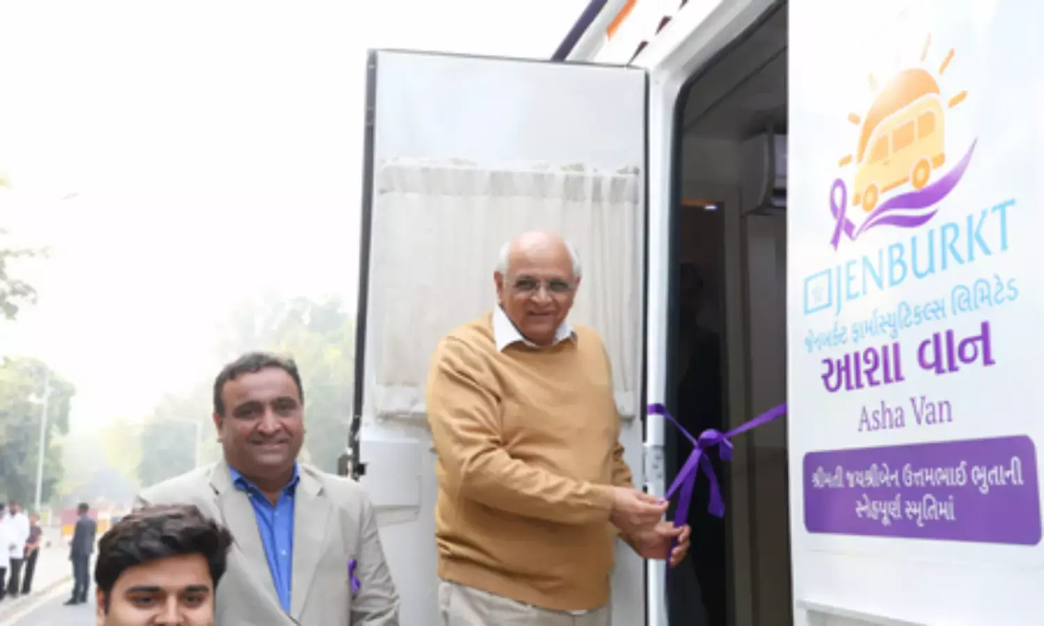 गुजरात : सीएम भूपेंद्र पटेल ने कैंसर स्क्रीनिंग वैन का लोकार्पण किया