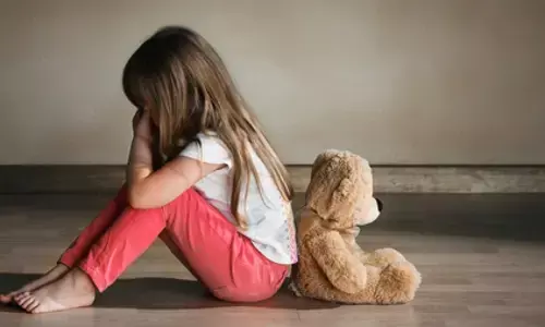 मोबाइल, पढ़ाई का दबाव और घर का माहौल, बच्चों के मानसिक स्वास्थ्य पर डाल रहे असर मोबाइल, पढ़ाई का दबाव और घर का माहौल, बच्चों के मानसिक स्वास्थ्य पर डाल रहे असर