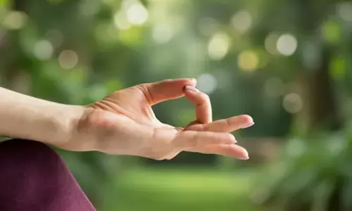 छोटी-छोटी बातों पर आता है तेज गुस्सा? ज्ञान मुद्रा से पाएं मन की शांति