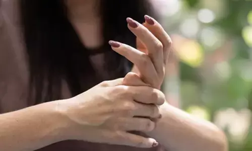 उंगलियां चटकाना सेहत के लिए सही या गलत? जानें क्या कहता है विज्ञान