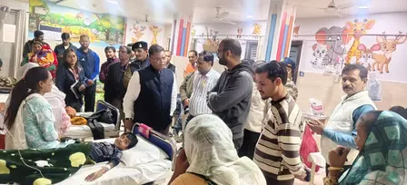 इंदौर: दूषित पानी से बीमार लोगों से मिलने अस्पताल पहुंचे कलेक्टर, उपचार की व्यवस्थाओं का लिया जायजा इंदौर: दूषित पानी से बीमार लोगों से मिलने अस्पताल पहुंचे कलेक्टर, उपचार की व्यवस्थाओं का लिया जायजा