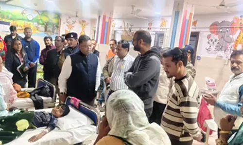 इंदौर: दूषित पानी से बीमार लोगों से मिलने अस्पताल पहुंचे कलेक्टर, उपचार की व्यवस्थाओं का लिया जायजा