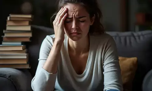 सिरदर्द के असली कारण हैं कब्ज और एसिडिटी, पेनकिलर नहीं; ये उपाय असरदार हैं