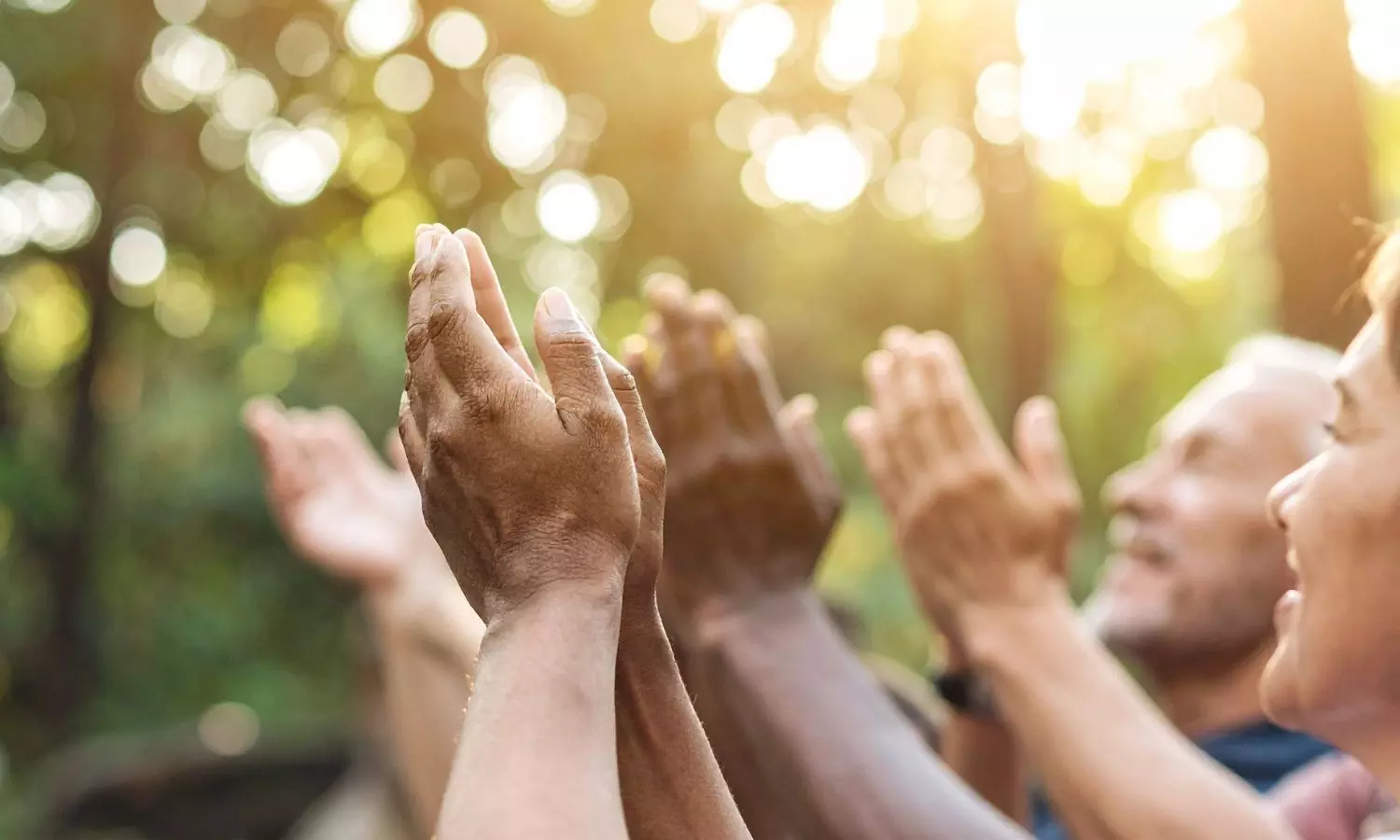 ताली बजाने से मिलेंगे कई लाभ, बच्चे हों या बड़े सभी के लिए फायदेमंद फ्लावर क्लैप