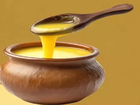 देसी घी में छिपा है सौंदर्य का खजाना, झुर्रियों और रूखी त्वचा से मिलेगी राहत