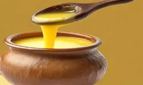 देसी घी में छिपा है सौंदर्य का खजाना, झुर्रियों और रूखी त्वचा से मिलेगी राहत देसी घी में छिपा है सौंदर्य का खजाना, झुर्रियों और रूखी त्वचा से मिलेगी राहत