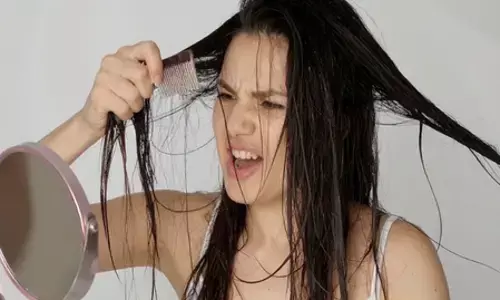 चिपचिपे बालों से मुश्किल हो रहा स्टाइल करना, आयुर्वेद में छिपा है इससे निपटने का सही तरीका