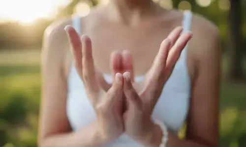 कमल मुद्रा: चिंता और बेचैनी दूर, बढ़ाए सकारात्मक सोच