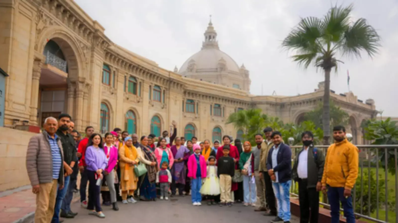 यूपी पर्यटन की संवेदनशील पहल: 30 कैंसर मरीजों ने की ‘उम्मीद की यात्रा’, लखनऊ दर्शन में खिली मुस्कान