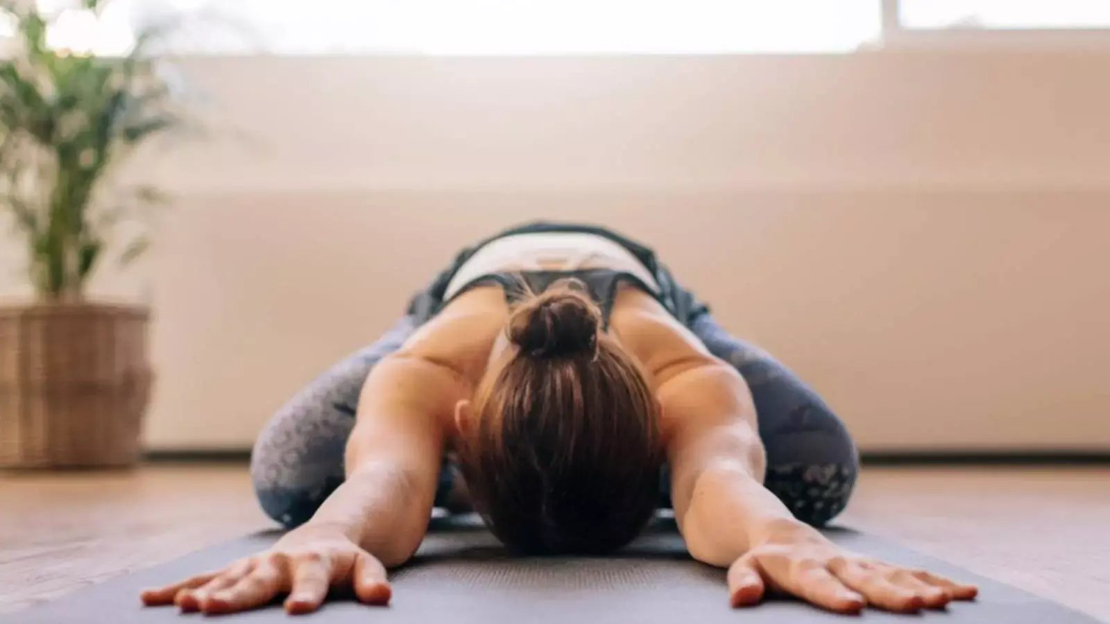 पीरियड्स के दर्द-ऐंठन से हाल रहता है बेहाल? गर्भासन से मिलेगी राहत