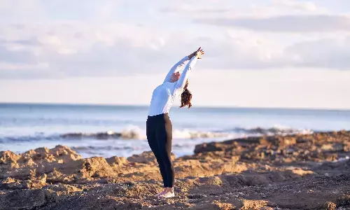 तिर्यक ताड़ासन : पूरे शरीर के लिए लाभदायी, मन भी रहेगा शांत तिर्यक ताड़ासन : पूरे शरीर के लिए लाभदायी, मन भी रहेगा शांत