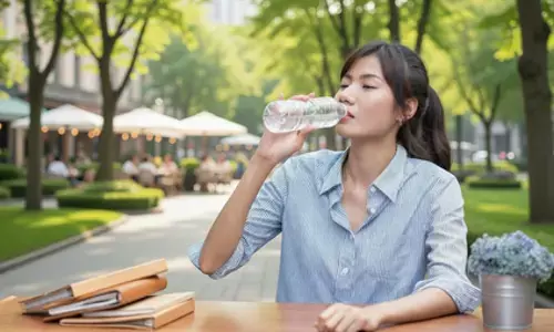 पुरानी बोतल बन सकती है आपके लिए खतरा, इसमें रखा पानी पेट में घोलता है जहर