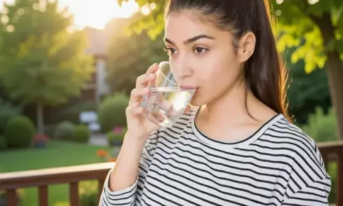 शरीर को डिटॉक्स करता है गुनगुना पानी, पीरियड्स के दौरान पेट दर्द करता है कम शरीर को डिटॉक्स करता है गुनगुना पानी, पीरियड्स के दौरान पेट दर्द करता है कम