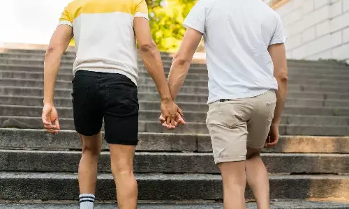 समलैंगिकता को समझें: किशोरों और युवाओं के लिए सरल जानकारी समलैंगिकता को समझें: किशोरों और युवाओं के लिए सरल जानकारी