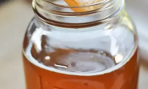 कोम्बुचा चाय क्या है? क्या इसे पीना सेहत के लिए फायदेमंद है या नुकसानदेह?