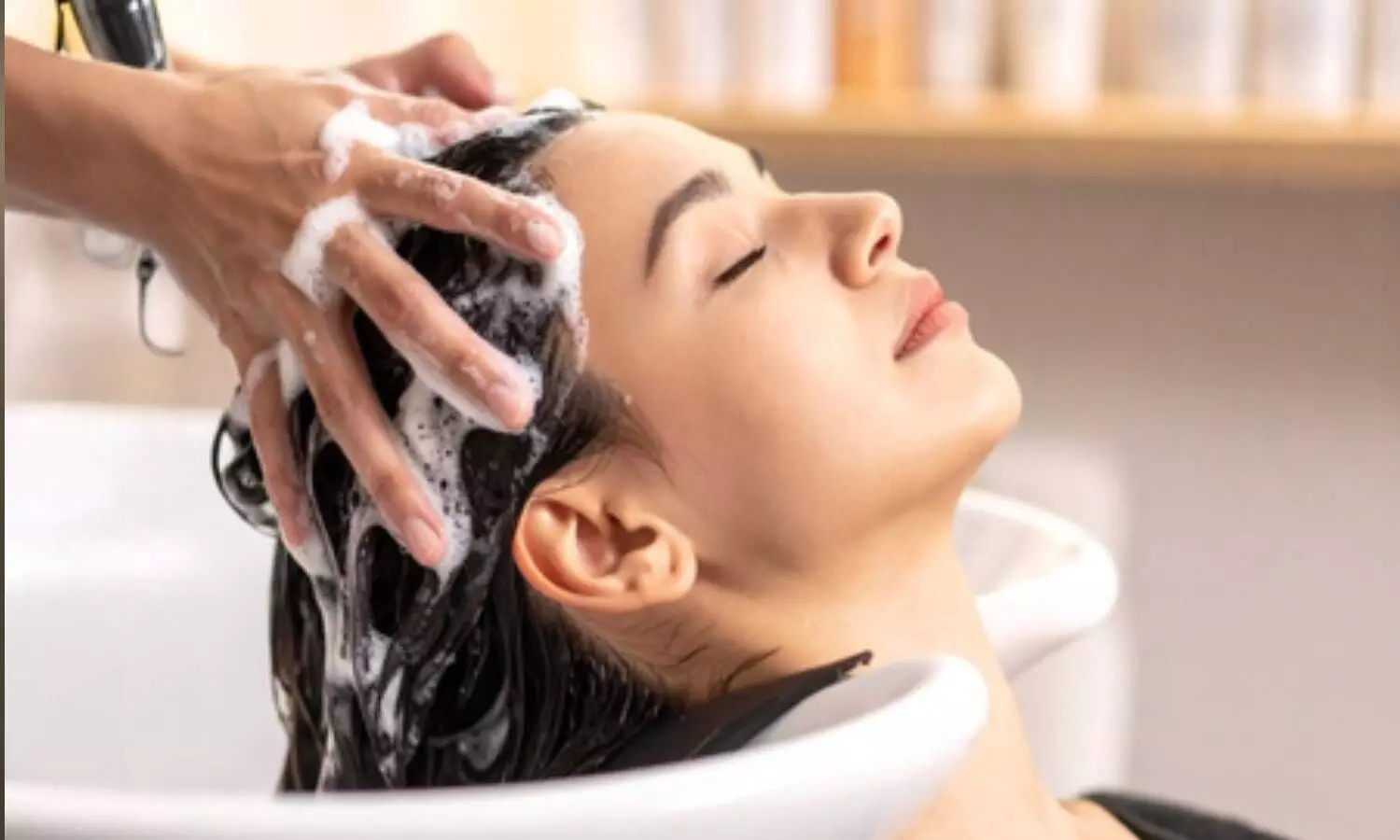 बाल क्यों झड़ते हैं? जानें हेयर फॉल के 15 चौंकाने वाले कारण और उनसे बचने के आसान उपाय बाल क्यों झड़ते हैं? जानें हेयर फॉल के 15 चौंकाने वाले कारण और उनसे बचने के आसान उपाय