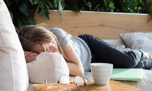 पावर नैप (Power Nap) का सही तरीका, दोपहर की एक छोटी नींद कैसे बदल सकती है आपकी सेहत और दिमाग?