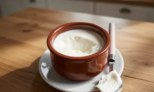 डैंड्रफ से राहत और चमकदार बालों के लिए लगाएं दही, जड़ों को मिलेगी मजबूती