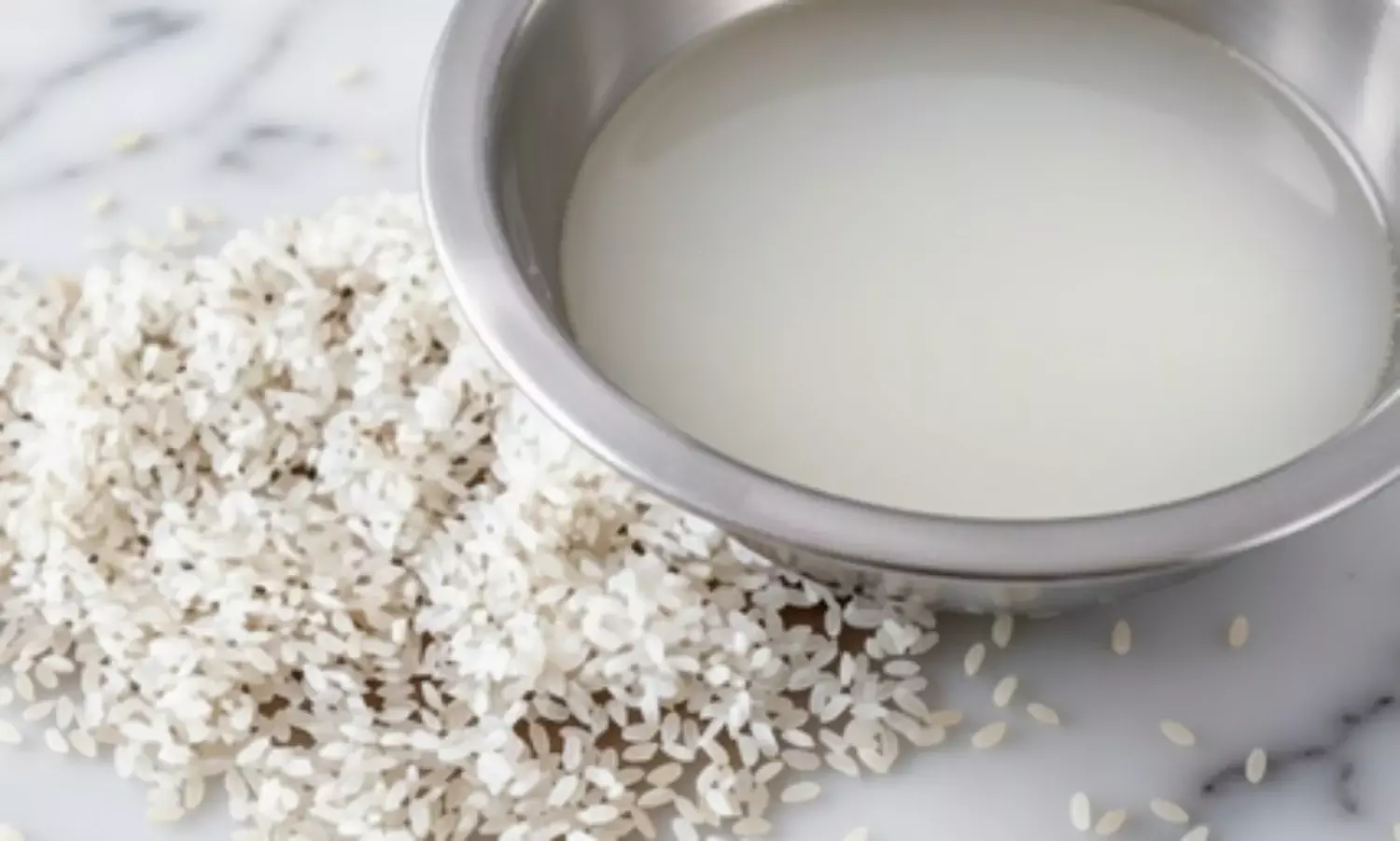 झड़ते और रूखे बालों के लिए वरदान है चावल का पानी, रूखेपन से मिलेगा छुटकारा