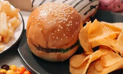 सावधान! क्या आपके चिप्स और नूडल्स सिगरेट जितने खतरनाक हैं? 2026 की नई रिसर्च ने उड़ाए होश