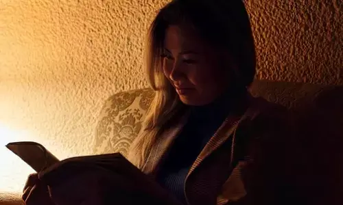 आधी रात में खुल जाती है नींद? दोबारा चैन से सोने के लिए अपनाएं ये 10 असरदार तरीके