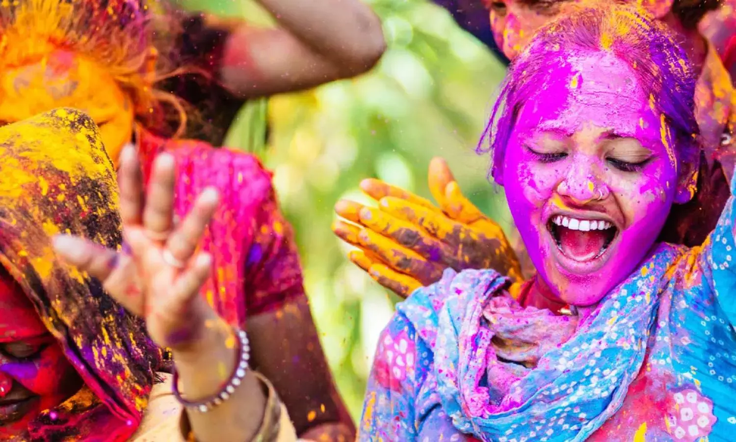 बिना त्वचा को नुकसान पहुंचाए कैसे छुड़ाएं होली के जिद्दी रंग? अपनाएं ये सुरक्षित और आसान टिप्स बिना त्वचा को नुकसान पहुंचाए कैसे छुड़ाएं होली के जिद्दी रंग? अपनाएं ये सुरक्षित और आसान टिप्स