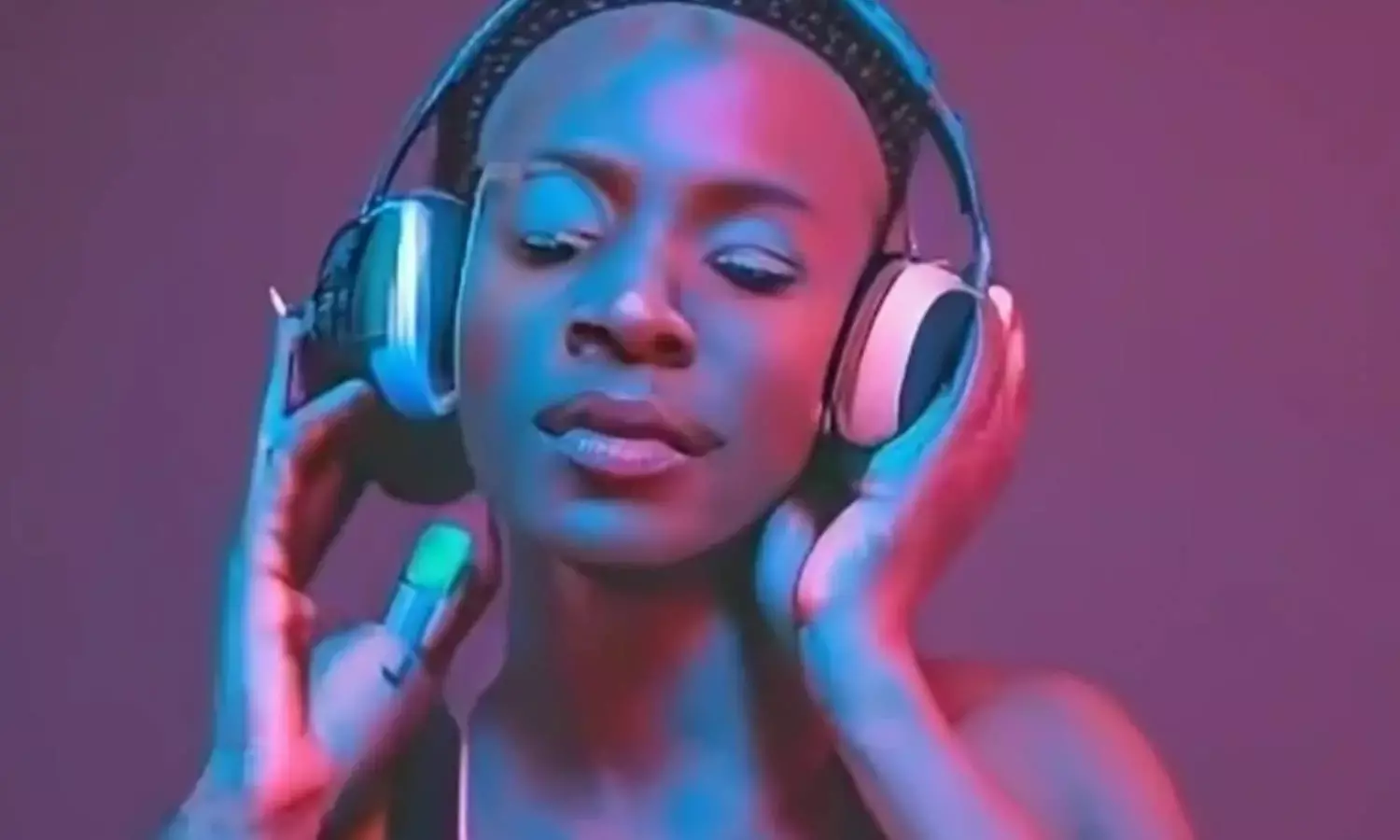 ईयरफोन का ज्यादा इस्तेमाल बना सकता है बहरा, AIIMS के डॉक्टरों ने दी चेतावनी