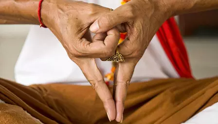 मानसिक शांति और फोकस के लिए असरदार है योग की ‘योनि मुद्रा’ मानसिक शांति और फोकस के लिए असरदार है योग की ‘योनि मुद्रा’