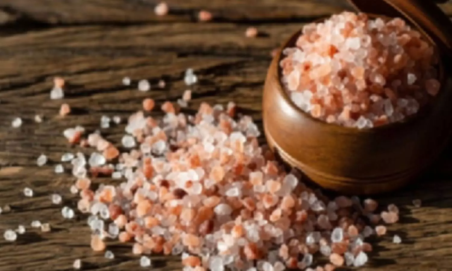 सफेद या गुलाबी, कौन सा नमक है सेहत के लिए वरदान? आयुर्वेद से जानें प्रभाव
