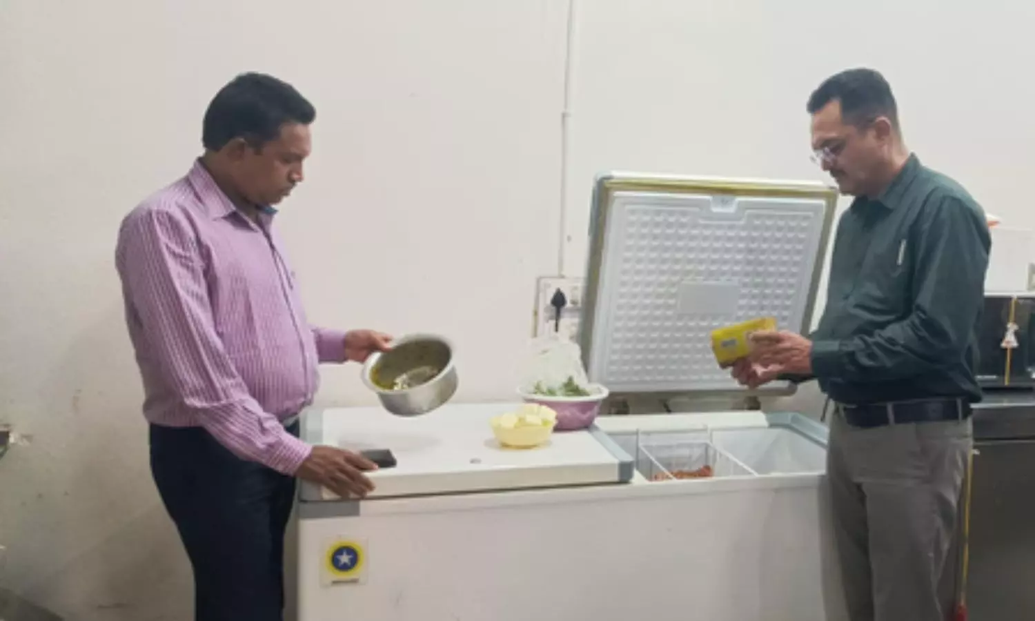 गुजरात में होटलों और ढाबों पर छापेमारी, 1.40 लाख रुपए का जुर्माना और 615 किलो खाना नष्ट गुजरात में होटलों और ढाबों पर छापेमारी, 1.40 लाख रुपए का जुर्माना और 615 किलो खाना नष्ट