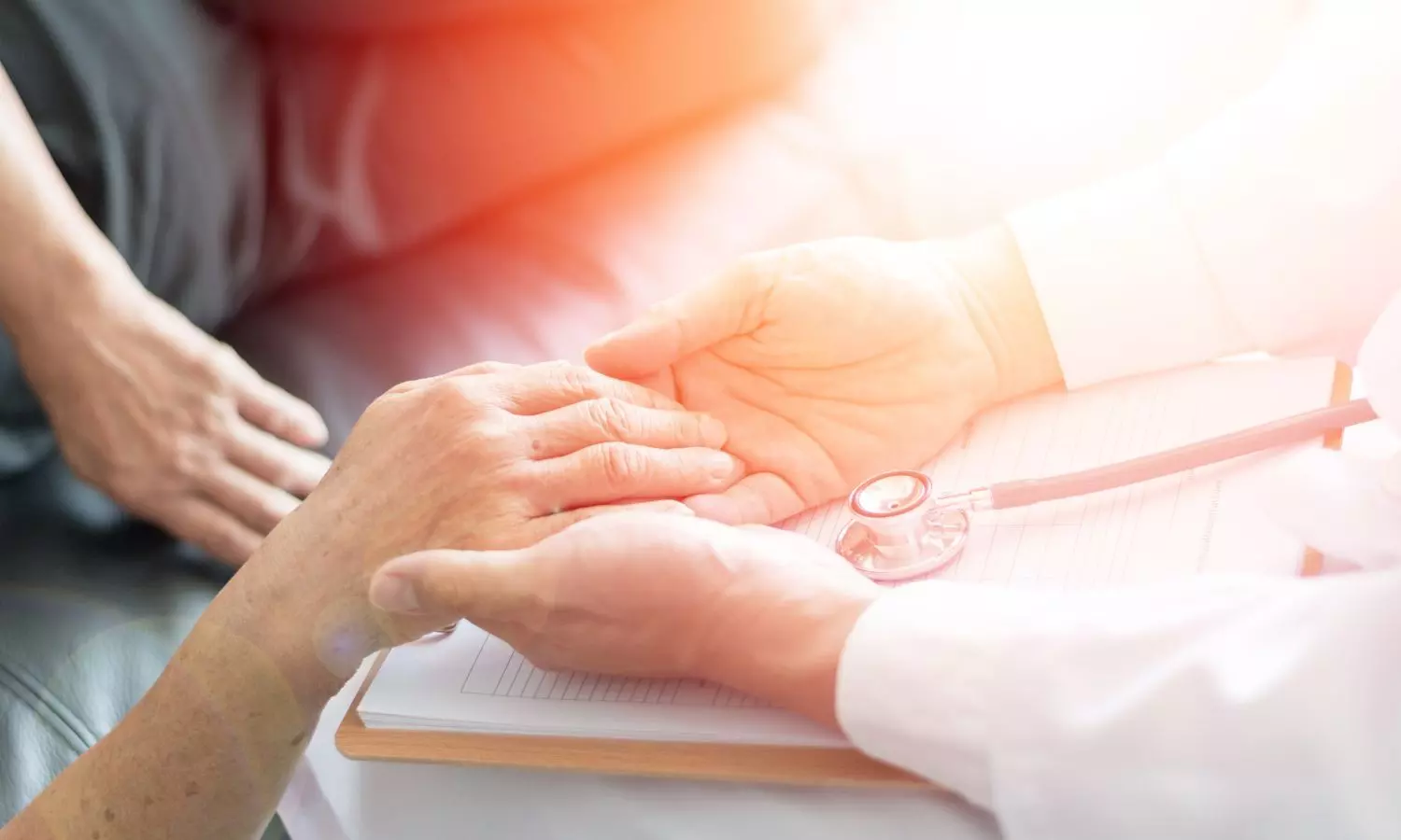 हाथों में कंपकंपी से मांसपेशियों की जकड़न तक, पार्किंसन के शुरुआती लक्षण जानें हाथों में कंपकंपी से मांसपेशियों की जकड़न तक, पार्किंसन के शुरुआती लक्षण जानें